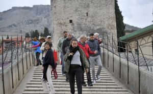 Iako je polovina novembra na ulicama Mostara brojni turisti