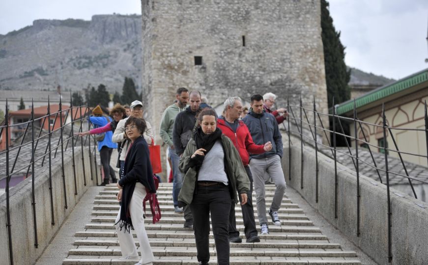 Iako je polovina novembra na ulicama Mostara brojni turisti