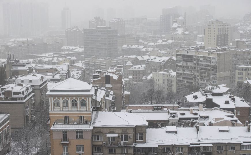 Kijev osvanuo pod snijegom dok se Ukrajina suočava s nestašicom struje