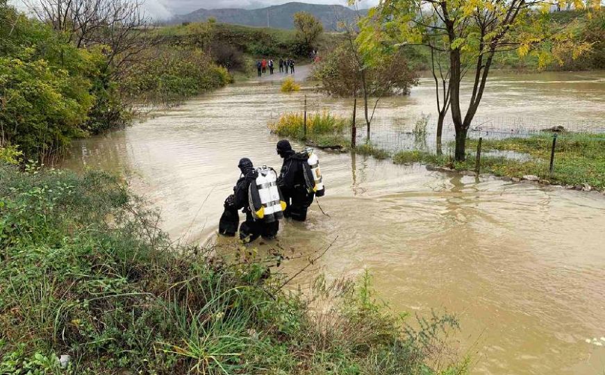 Strašan epilog nesreće u Podgorici: Vozilo sletjelo u potok, izvučena tri tijela