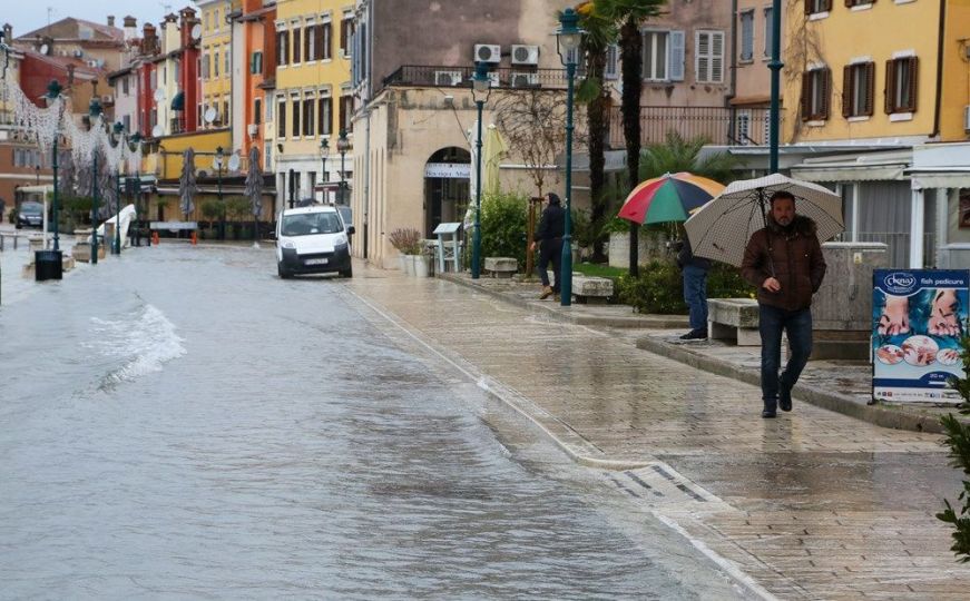 Poplavljeni gradovi u Istri: Pogledajte kako izgledaju ulice u Rijeci, Puli i Rovinju