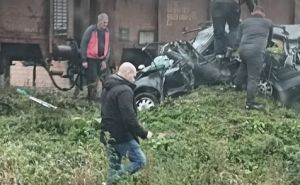 Teška nesreća kod Živinica: Voz naletio na automobil, povrijeđene dvije osobe