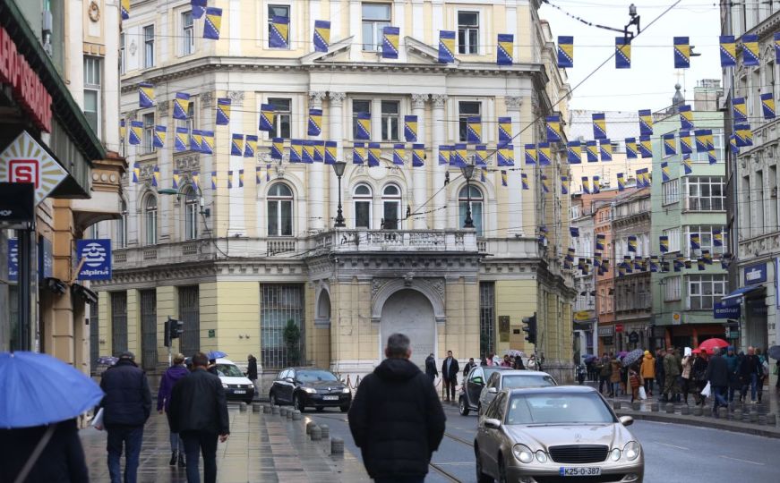 Praznična atmosfera u glavnom gradu BiH: Počelo ukrašavanje ulica Sarajeva povodom Dana državnosti
