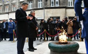 Dan državnosti BiH: Bećirović i Komšić položili cvijeće kod Vječne vatre u Sarajevu