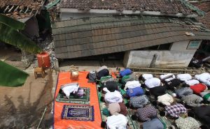 Indonezija: Vjernici klanjali džuma-namaz među ruševinama nakon zemljotresa