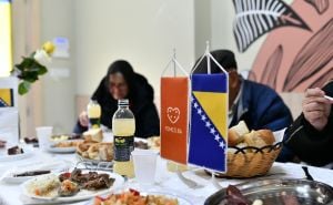 Ručak, torta, pokloni: Pomozi.ba obradovali korisnike restorana Dobre volje za Dan državnosti