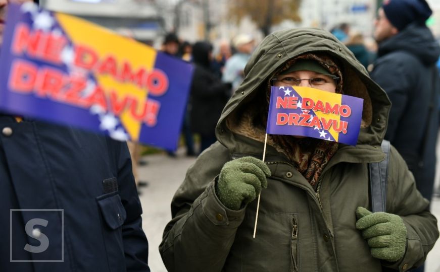 Protest u Sarajevu: "Zapad je licemjeran! Dobro nas slušaj, Evropo - mirna Bosna je miran Balkan"