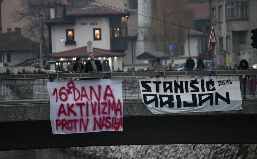 Na sarajevskim mostovima 'osvanuli' transparenti: 'Ni jedna žena više..."