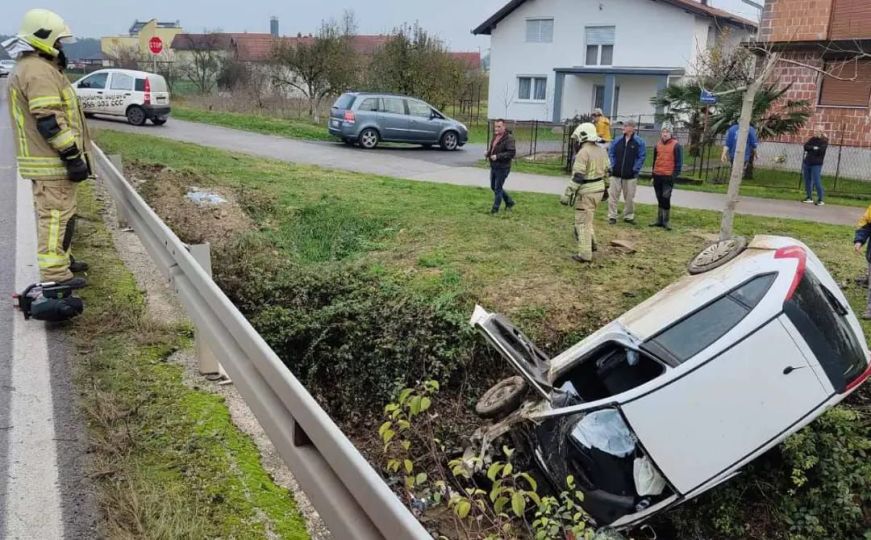 Teška saobraćajna nesreća kod Prijedora: Citroen sletio sa ceste, jedna osoba povrijeđena