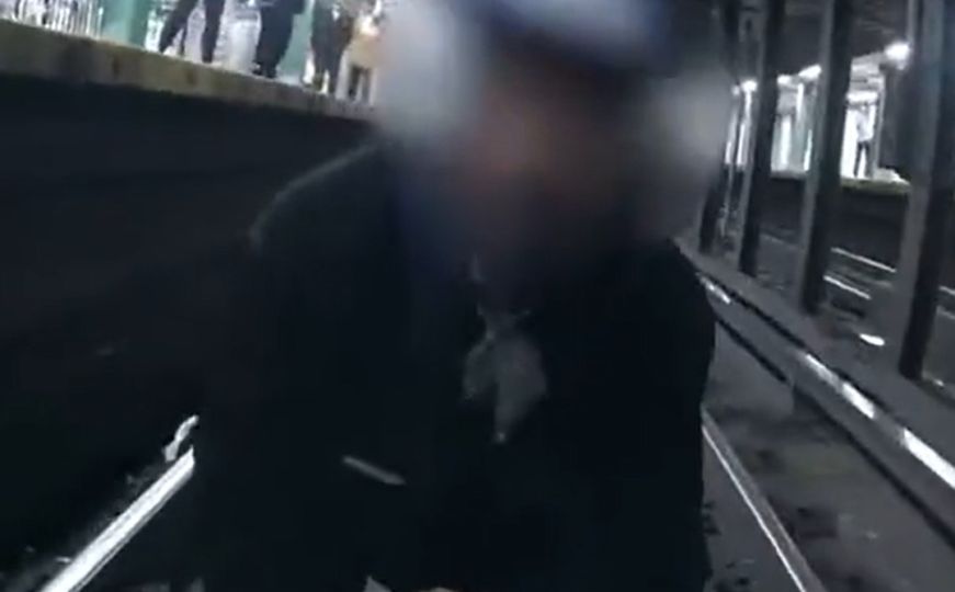 Dramatičan snimak iz New Yorka: Muškarac pao na šine metroa, izvučen par sekundi prije dolaska voza