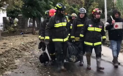 Tragedija: Iz blata nakon odrona u Italiji izvučena tijela troje djece, među njima i novorođenče