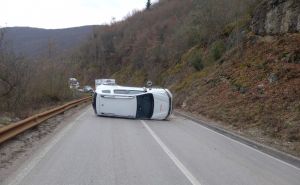 Saobraćajna nesreća kod Rogatice: Prevrnuto vozilo Caritasa