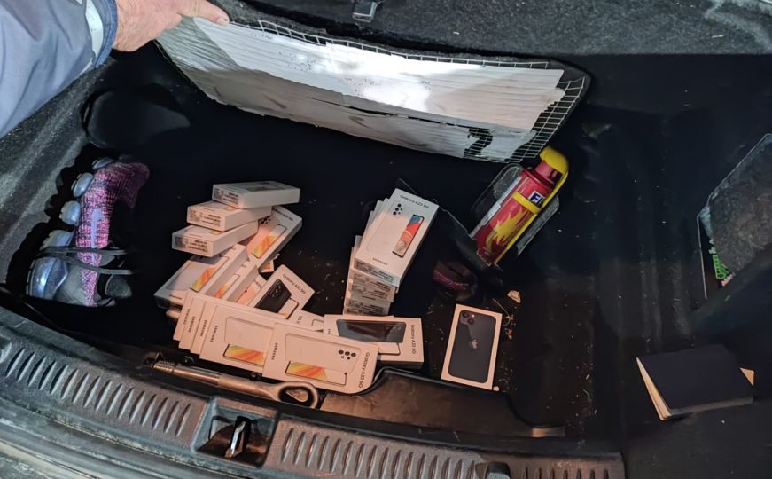 Granični policajci uhvatili švercera: U Mercedesu u prostoru za rezervnu gumu krijumčario mobitele