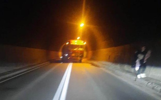 Teška saobraćajna nesreća u tunelu na M-17: Poginula jedna osoba, obustavljen saobraćaj