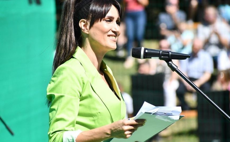 Voditeljicu Vanju Semić ugrizla zmija tokom snimanja emisije
