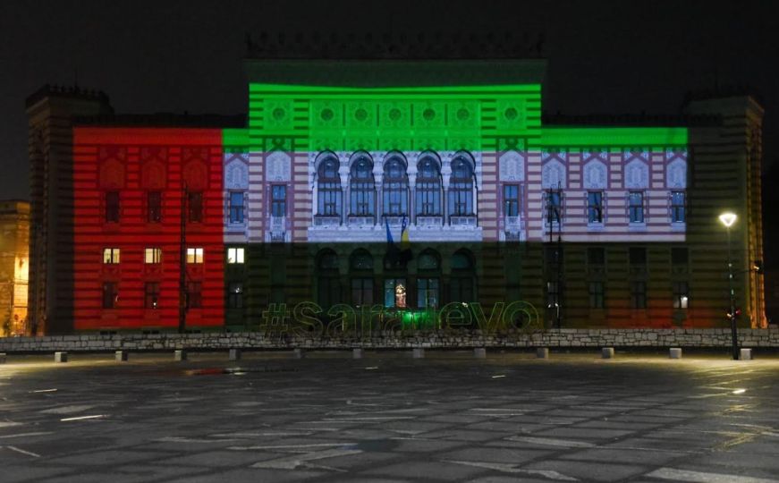 Vijećnica obasjana bojama zastave UAE uz poruku: "Hvala najbrojnijim turistima u Sarajevu"