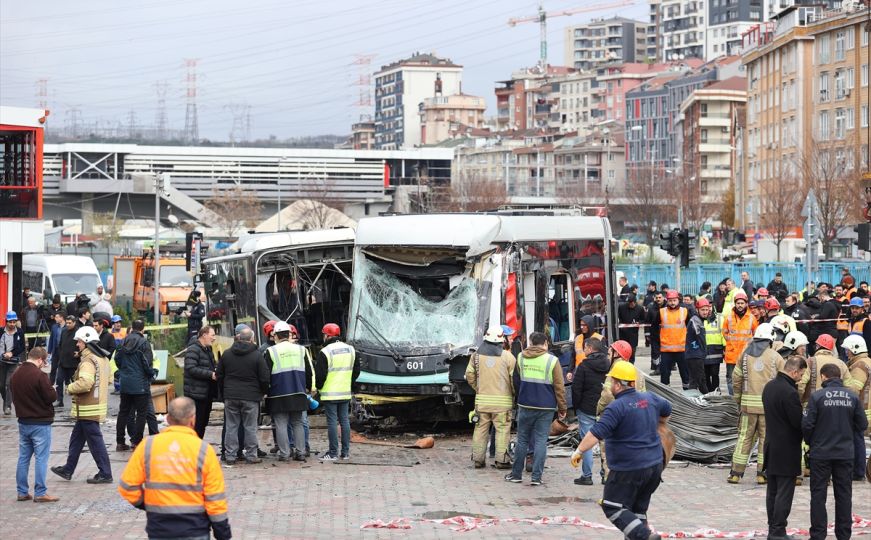 Uznemirujući snimak: Pogledajte trenutak sudara tramvaja i autobusa u Istanbulu