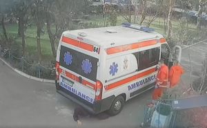 Bizarna nesreća u Srbiji: Hitna pomoć udarila ženu, niko nije primijetilo da je pod vozilom