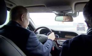 Vladimir Putin vozio Mercedes Krimskim mostom