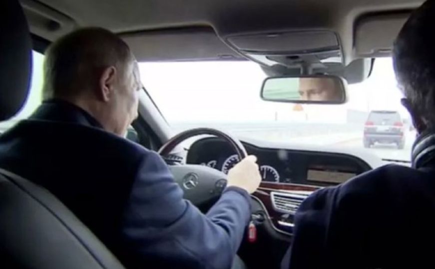 Vladimir Putin vozio Mercedes Krimskim mostom