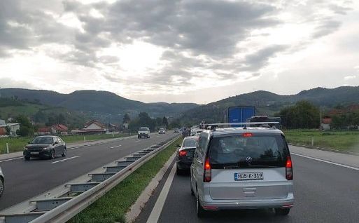 Saobraćajna nesreća na autoputu kod Sarajeva: Ima povrijeđenih, saobraćaj otežan