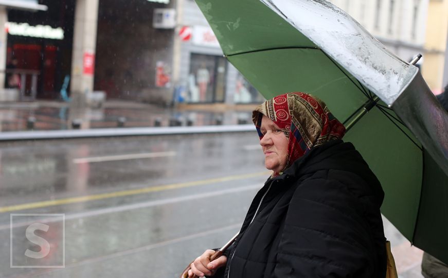 Kišni decembarski dan: Prošetajte s nama ulicama Sarajeva