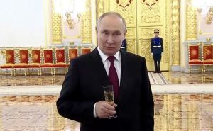 Putin uz smiješak i šampanjac priznao napade na civilnu infrastrukturu u Ukrajini: "Nećemo stati"