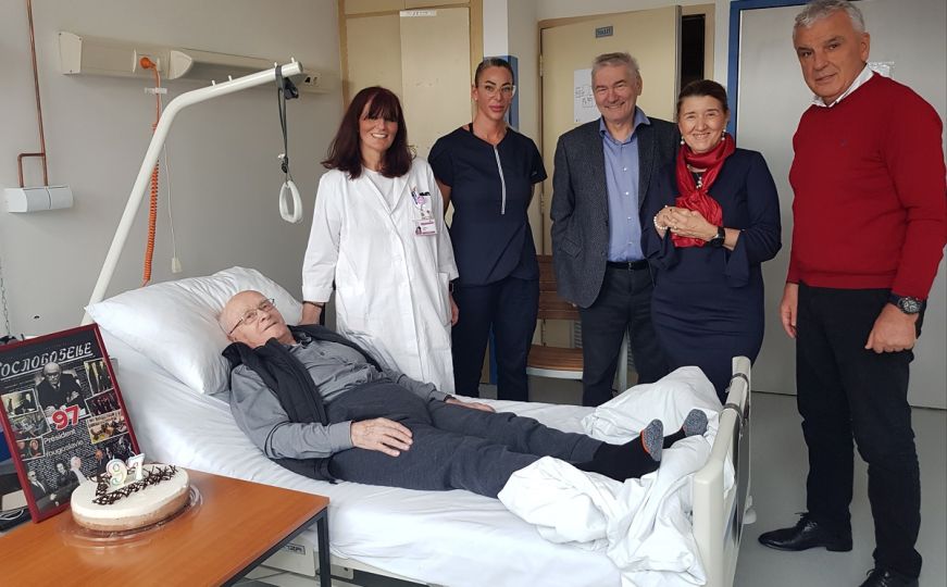 Raif Dizdarević svoj 97. rođendan proslavio s prijateljima u Općoj bolnici