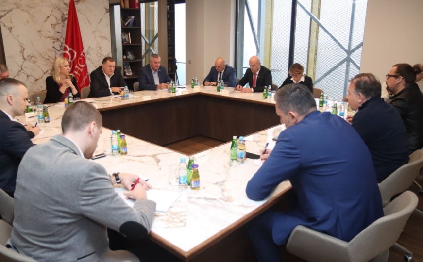 Počeo sastanak Milorada Dodika i predstavnika "osmorke"