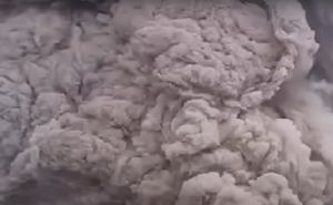 Erupcija vulkana u Čileu: Ogroman oblak dima izbacuje pepeo i vruće plinove