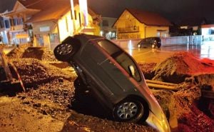 Neobična nesreća u BiH: Upao automobilom u rupu na - gradilištu