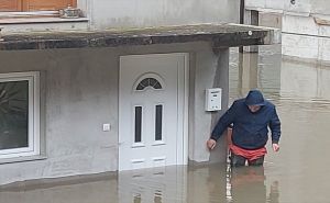 Pogledajte fotografije: U Bihaću poplavljeno više naselja, širom Krajine aktivirana brojna klizišta