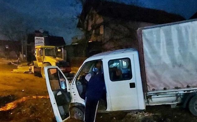 Samo u BiH: Nakon automobila, u rupu na gradilištu upao i kamion