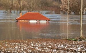 Uzaludni poziv mještana za pomoć od poplava: "Zovite nas kada vam voda uđe u kuću"