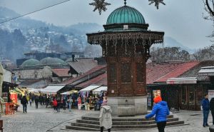 Zimska bajka u Sarajevu: Padaju prve pahulje, prošetajte s nama Baščaršijom