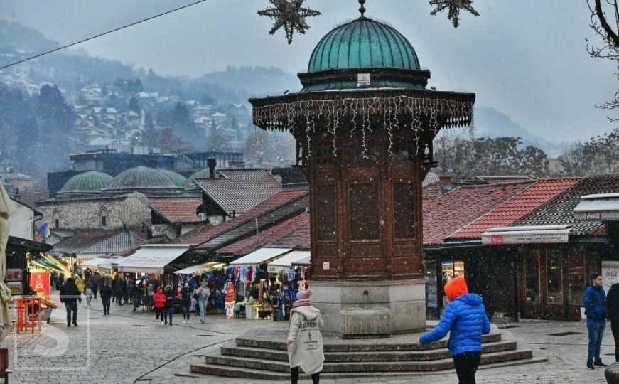 Zimska bajka u Sarajevu: Padaju prve pahulje, prošetajte s nama Baščaršijom