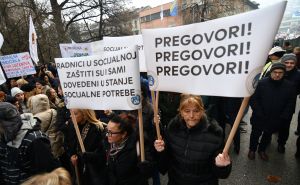 Protesti radnika pred Vladom KS: 'Forto, mani se politike i demagogije, gdje su pare?'