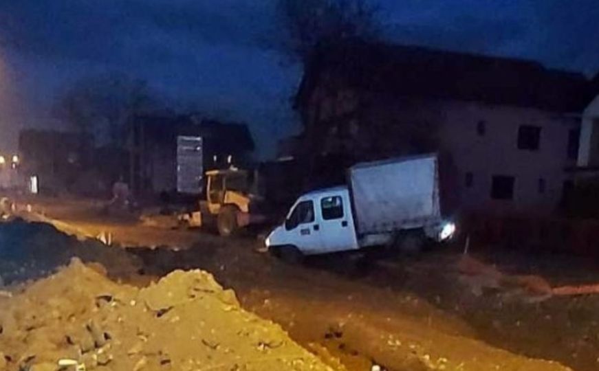 Rupa u Bijeljini: Radnicima gradilišta nije jasno zašto vozila upadaju u nju, reagovala i policija