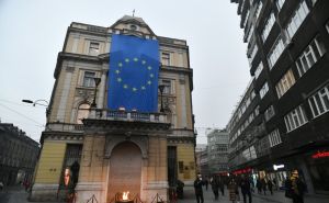 Na inicijativu premijera Forte u centru Sarajeva postavljena velika zastava EU