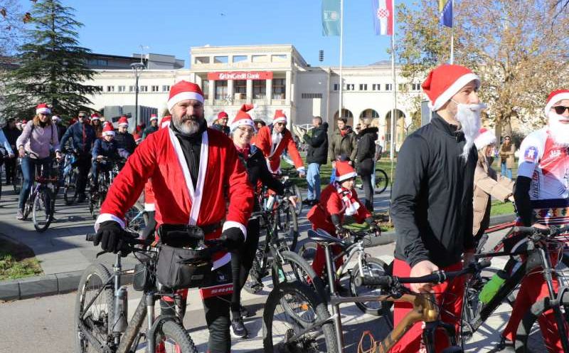 Tradicionalna biciklijada: Brojni Djeda Mrazovi na mostarskim ulicama