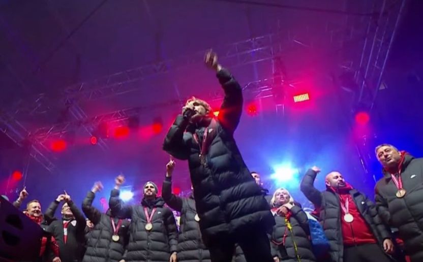 Luka Modrić zapjevao sa navijačima: 'Uvjeren sam da će ova generacija donijeti zlato u Hrvatsku'