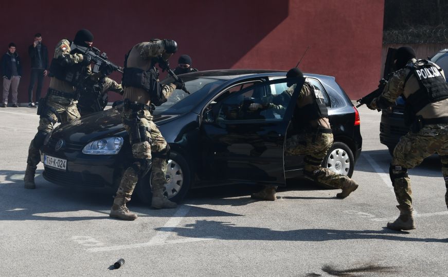 Munjevita akcija sarajevske policije: Uhvaćen pljačkaš kladionice, pare sakrio ispod saksije