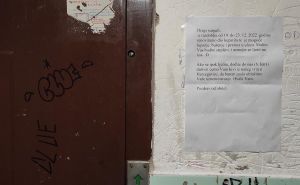 Hit na internetu: Stanari zgrade ostavili neobičnu poruku komšijama