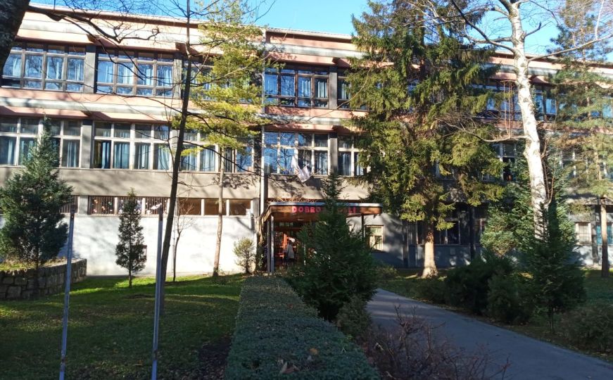 Oglasili se iz Ministarstva o povratku osuđenog nastavnika u školu na Grbavici - traže inspekciju
