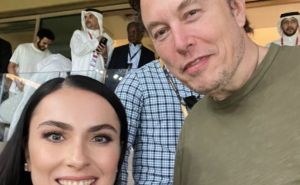 Selfie Elona Muska u Kataru izazvao haos na društvenim mrežama. Da li znaš s kim si se slikao?