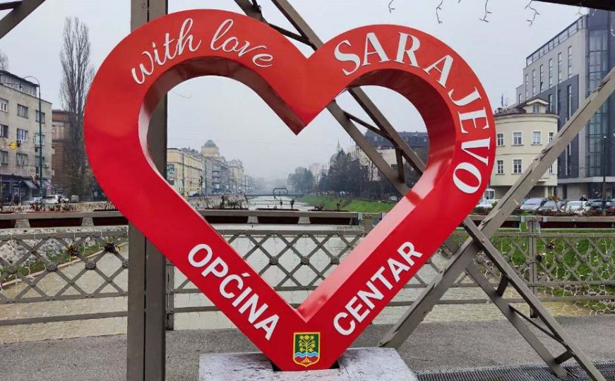 With love Sarajevo: 3D srce vraćeno na Eiffelov most