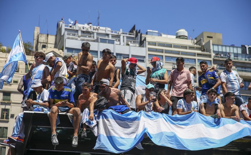 Haos na ulicama Buenos Airesa: Argentinski fudbaleri evakuisani helikopterom, ima povrijeđenih