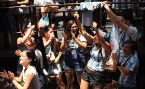 Najluđi snimak slavlja u Argentini: Potpuno gola navijačica šeta ulicom, niko je i ne gleda