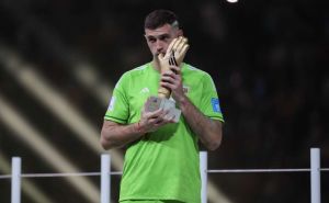 Menadžer kontroverznog golmana Argentine Emiliana Martineza otkrio u kakvom klubu on želi braniti