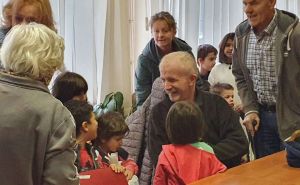 Topla priča iz Zenice: Penzioneri darovali novogodišnjim paketićima djecu bez roditeljskog staranja